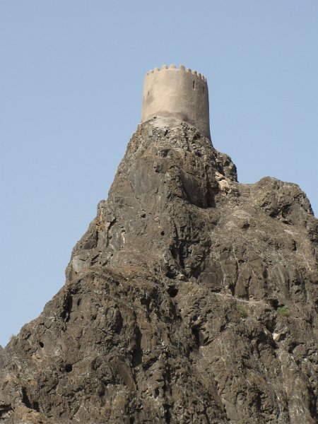 060211_muscat wachttoren.JPG - Langs de kust zijn ook diverse wachttorens te vinden. Op de één of andere manier doen die mij steeds denken aan de Lord of the rings (the beacons of Gondor).